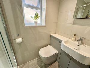 Master En-Suite- click for photo gallery
